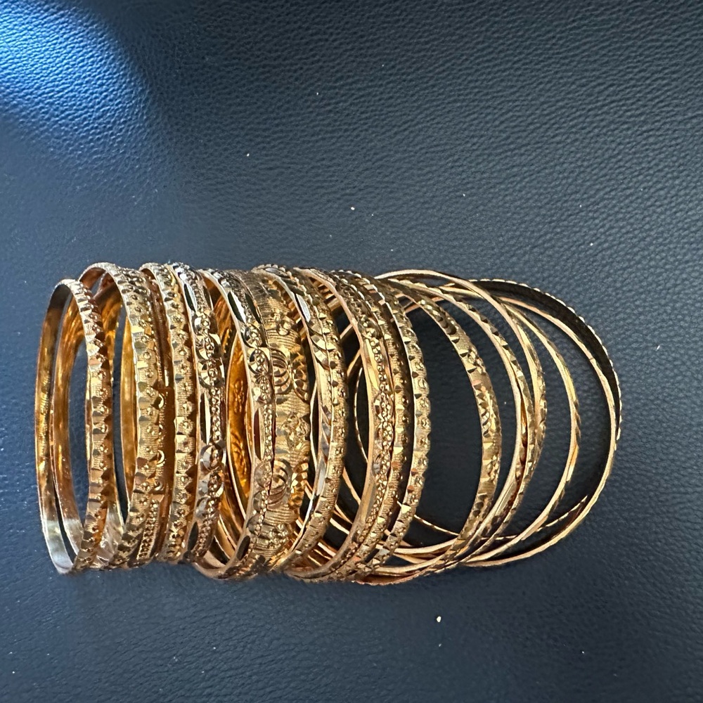 Elegant Gold Necklace - Picture 4 of 16